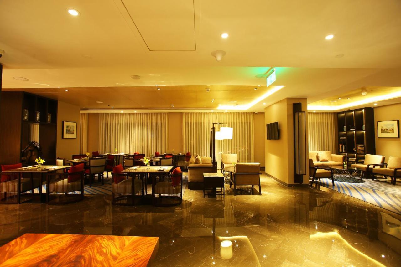 Crowne Plaza New Delhi Mayur Vihar Noida By Ihg Δωμάτιο φωτογραφία The lounge at the airport