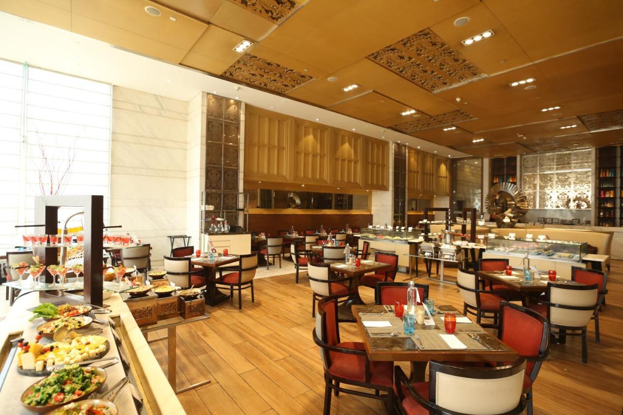 Crowne Plaza New Delhi Mayur Vihar Noida By Ihg Εξωτερικό φωτογραφία The restaurant
