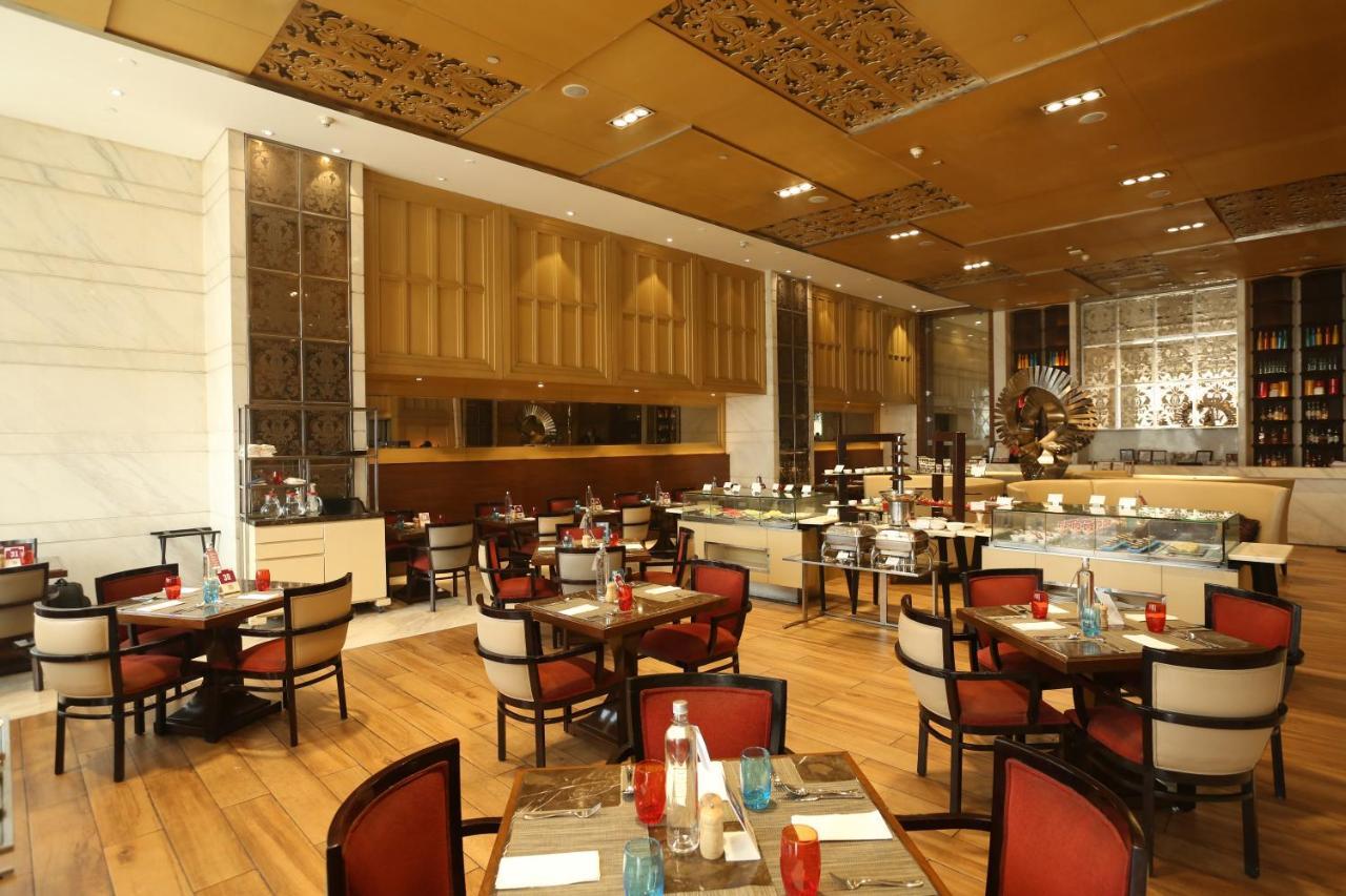 Crowne Plaza New Delhi Mayur Vihar Noida By Ihg Εξωτερικό φωτογραφία The restaurant