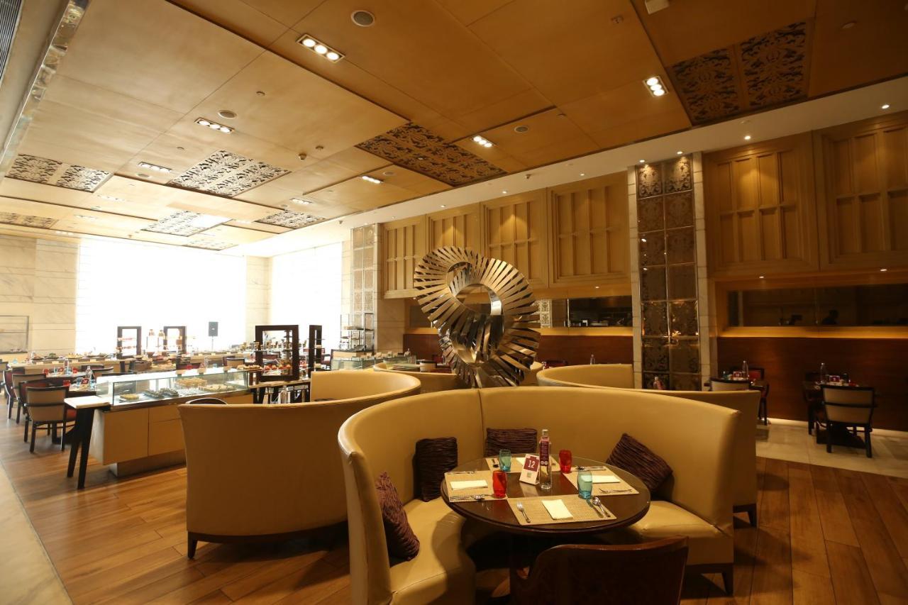 Crowne Plaza New Delhi Mayur Vihar Noida By Ihg Εξωτερικό φωτογραφία The interior of the restaurant