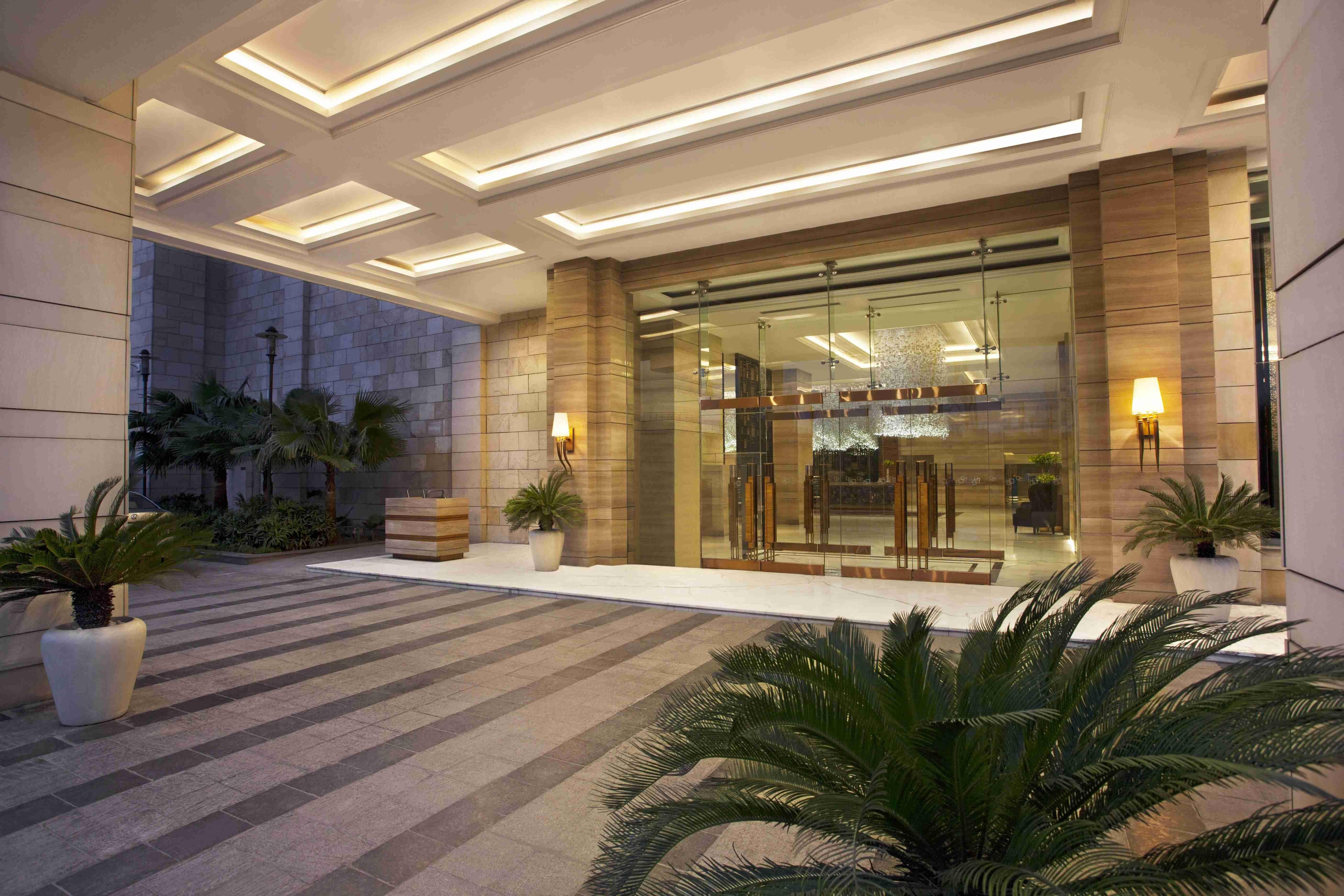 Crowne Plaza New Delhi Mayur Vihar Noida By Ihg Εξωτερικό φωτογραφία The entrance of the hotel