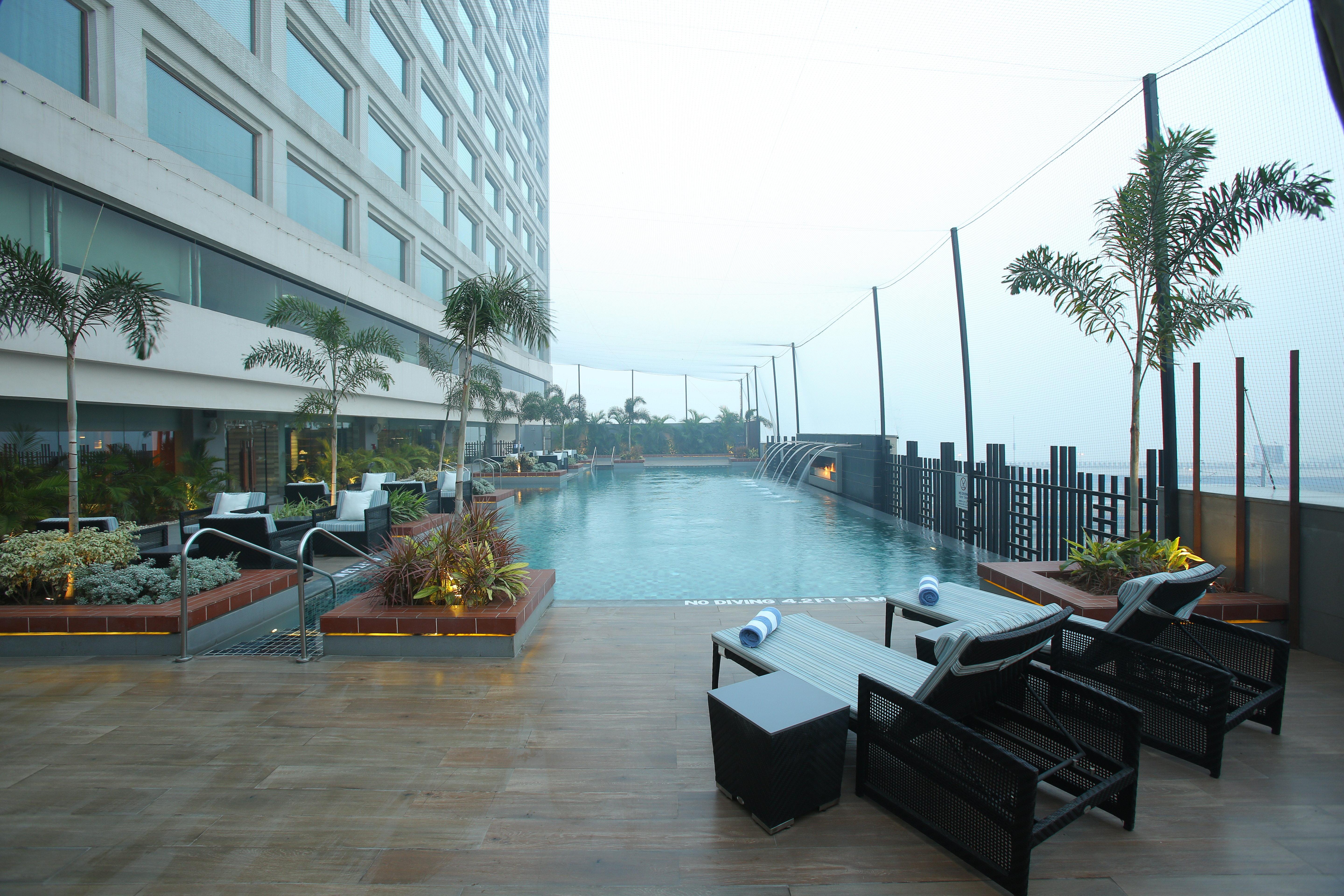 Crowne Plaza New Delhi Mayur Vihar Noida By Ihg Εξωτερικό φωτογραφία The pool at the hotel