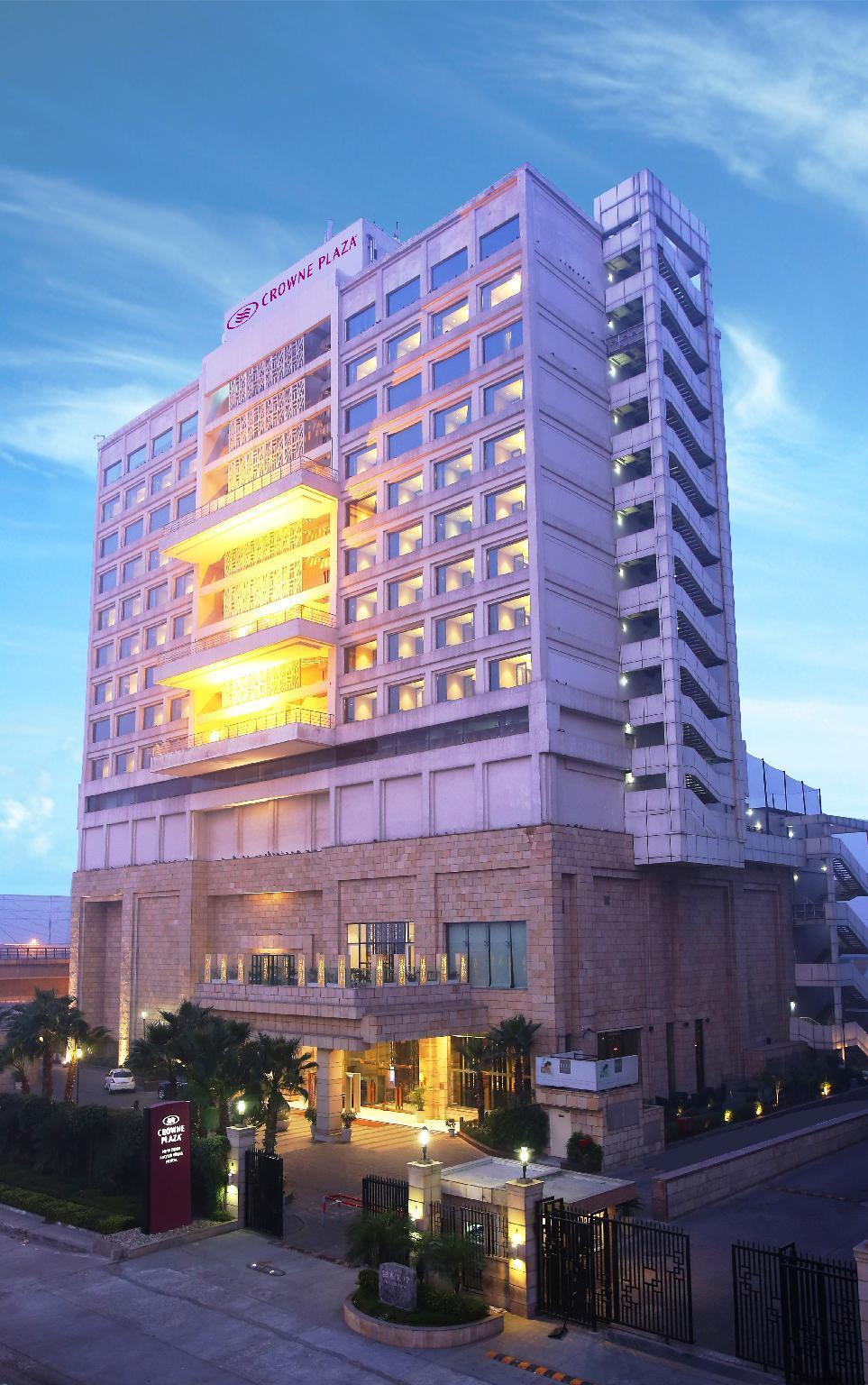 Crowne Plaza New Delhi Mayur Vihar Noida By Ihg Εξωτερικό φωτογραφία The hotel at night