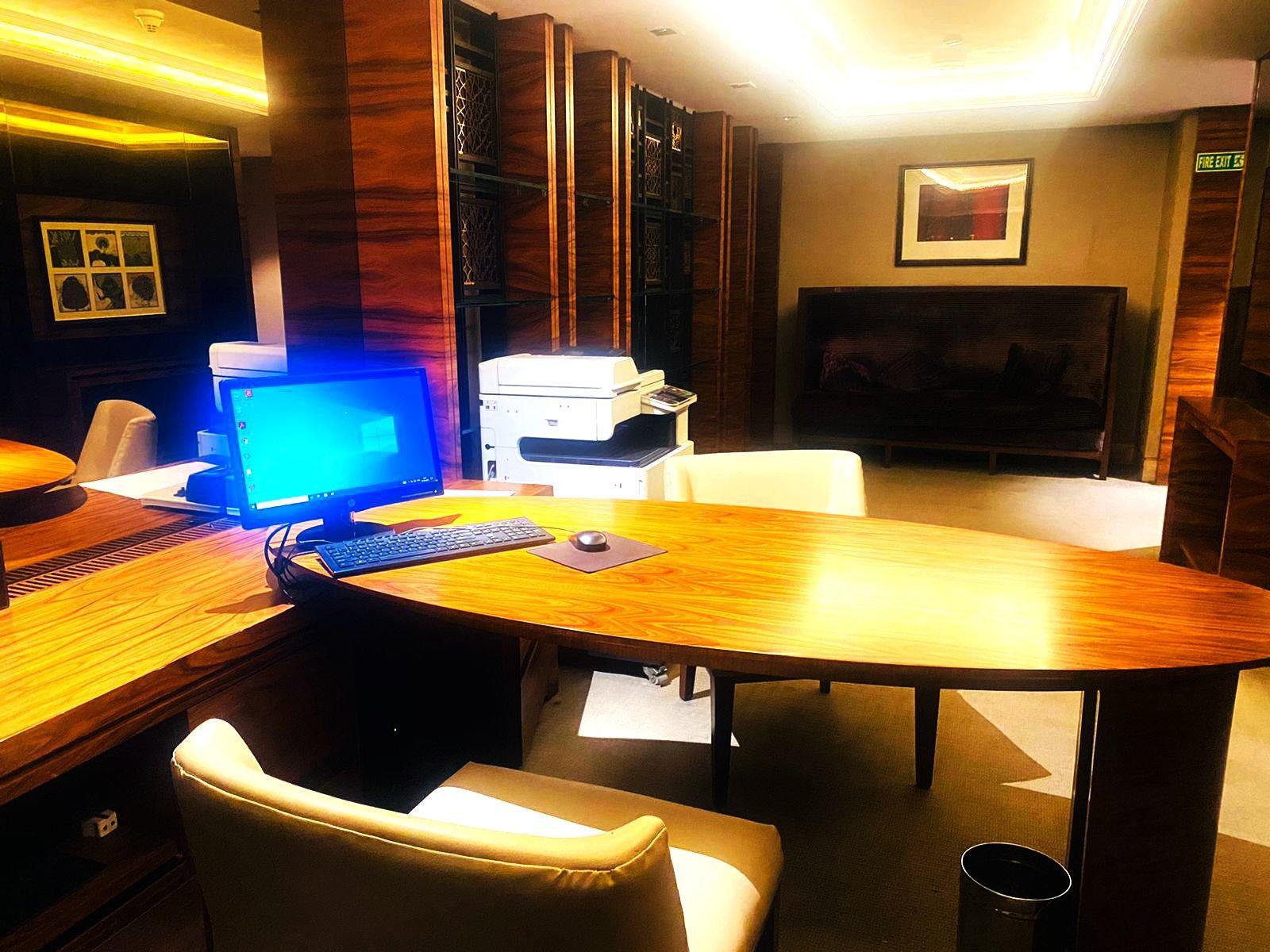 Crowne Plaza New Delhi Mayur Vihar Noida By Ihg Εξωτερικό φωτογραφία The Business Center at the 101 Club