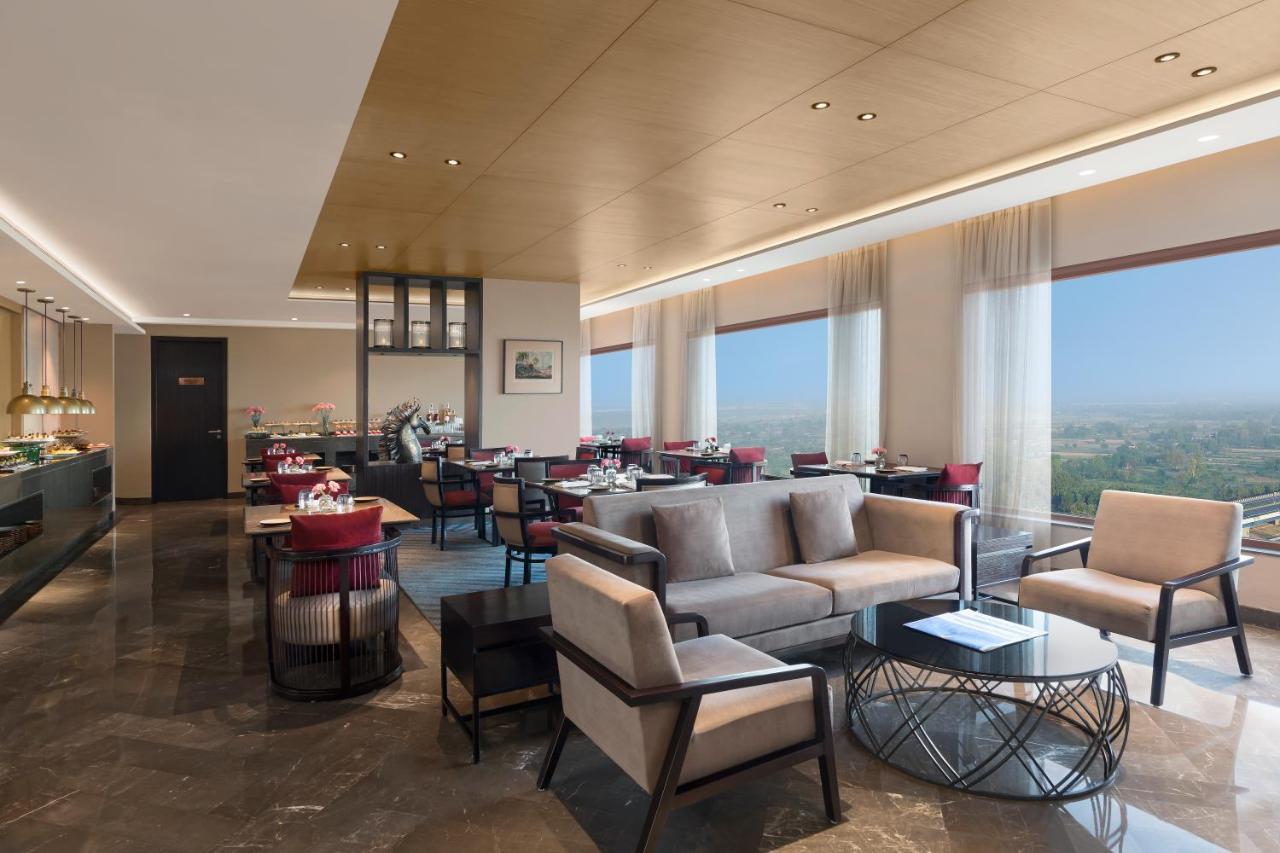 Crowne Plaza New Delhi Mayur Vihar Noida By Ihg Εξωτερικό φωτογραφία Club Lounge at the hotel