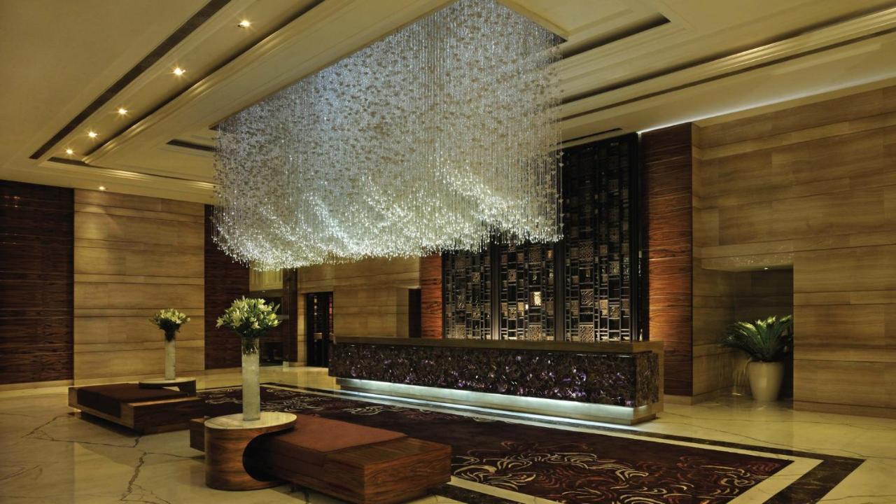 Crowne Plaza New Delhi Mayur Vihar Noida By Ihg Εξωτερικό φωτογραφία The lobby of the hotel