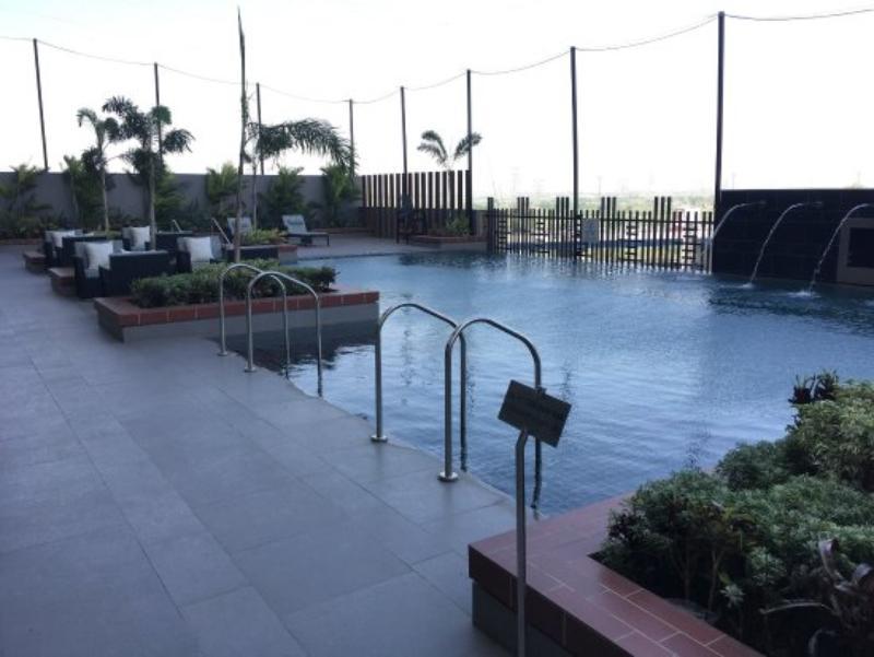 Crowne Plaza New Delhi Mayur Vihar Noida By Ihg Εξωτερικό φωτογραφία The pool at the 10th floor of the hotel
