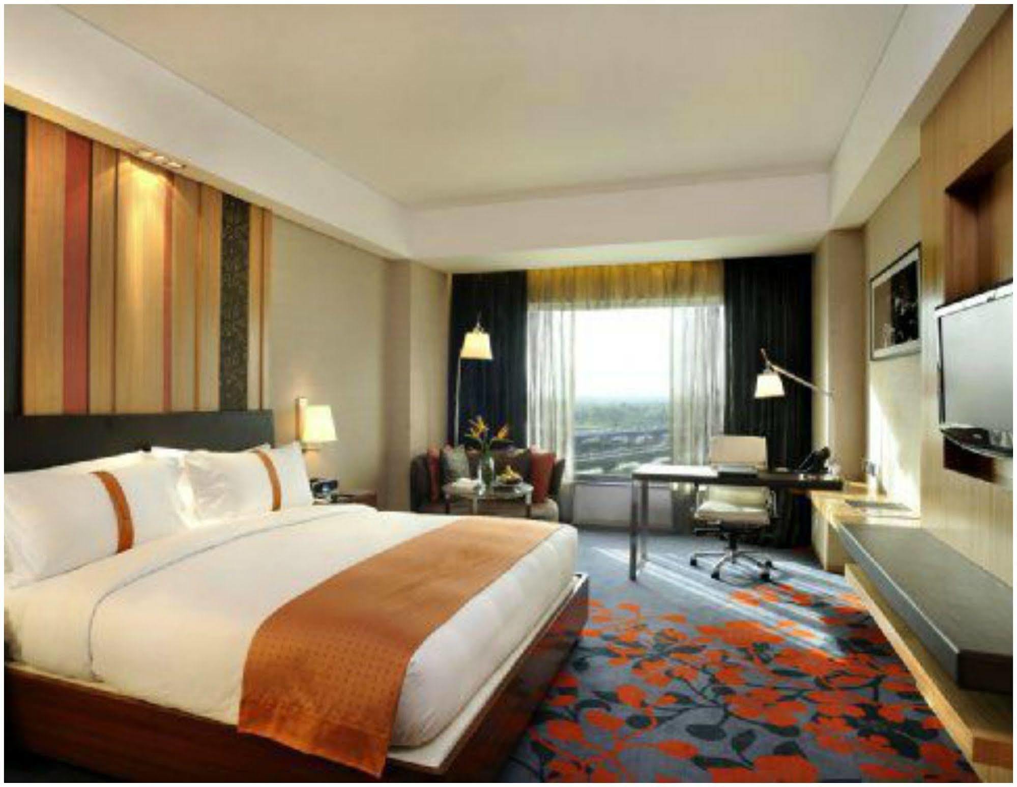 Crowne Plaza New Delhi Mayur Vihar Noida By Ihg Εξωτερικό φωτογραφία A room at the Holiday Inn